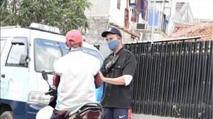 Bapak tukang ojek terkejut diberi uang oleh Baim