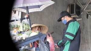Baim Borong Belanjaan di Tukang Sayur