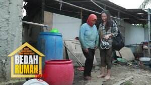 Rumah Pak Santani Hanya Beralaskan Spanduk