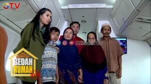Keluarga Pak Basrudin Senang Diajak Naik Pesawat