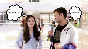 Jadi Tukang Cilok, Yuk Intip Isi Tas Debby Shinta