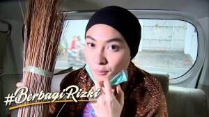 Fina Menyamar Jadi Penjual Sapu Lidi - Berbagi Rizki Eps. 17