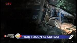 Mengantuk, Truk Terjun Ke Sungai