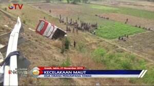 Supir Mengantuk, Bus Terperosok ke Parit