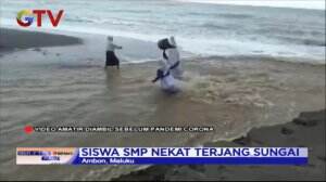 Perjuangan Siswa SMP Terjang Sungai Untuk Ke Sekolah