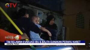 Aksi Dramatis Tim Relawan Evakuasi Ibu dan Balita Dari Rumah yang Terjebak Banjir