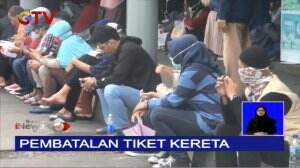 Para Calon Penumpang Rela Antri Panjang Untuk Batalkan Perjalanan Ke Luar Kota
