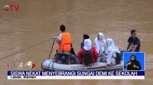 Akibat Banjir Bandang, Para Siswa di Lebak Banten Rela Sebrangi Sungai Demi Sampai ke Sekolah