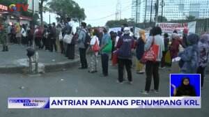 Kapasitas Penumpang Kereta Dibatasi Menjadikan Antrean Panjang Di Stasiun