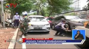 Lagi! Mobil Sembarang Parkir Diderek Paksa