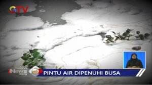 Busa Muncul di Saluran Air Banjir Kanal Timur