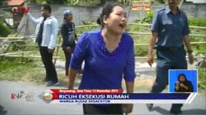 Ricuh Eksekusi Tempat Tinggal, Warga Lempari Petugas Dengan Kotoran Hewan