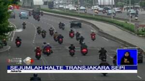 Beberapa Kawasan Protokol Jakarta Terlihat Lengang Karena Anjuran Pemerintah Untuk Aktivitas Dirumah