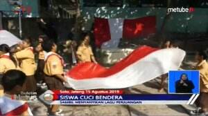Siswa Solo Cuci Bendera Massal