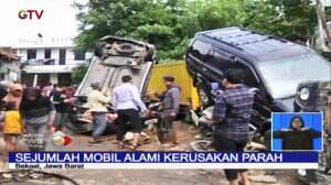 Pasca Surutnya Banjir di Jati Asih, Ini Potret Tumpukan Mobil yang Terbawa Arus