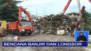 Evakuasi Gunungan Sampah yang Menyumbat Pintu Air