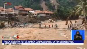 Membahayakan! Jembatan Putus Warga Gunakan Bambu Menyeberangi Sungai Berarus Deras