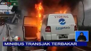 Minibus Transjakarta Terbakar di Jalan Raya