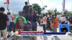 Bau Limbah Mengganggu, Warga Beraksi Bunyikan Kentongan Didepan Pabrik