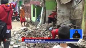 Dua Rumah di Jakarta Timur Ambruk Akibat Proyek Galian Saluran Air