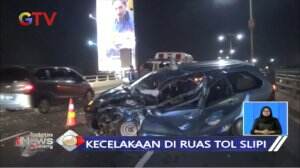 Alami Pecah Ban, Taksi Tabrak Truk di Tol Slipi
