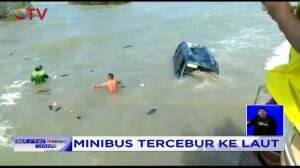Hindari Tabrakan, Minibus Tercebur ke Laut