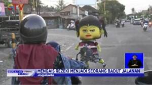 Keistimewaan Hati Seorang Badut Jalanan Bantu Sesama