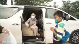 Ashanty Bagikan Sembako Untuk Putra Anak Asuhnya