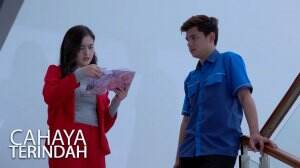 Renata Melihat Album Berisi Ini
