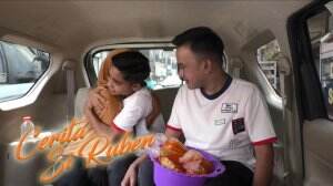 Ruben Dan Betrand Membantu Ibu Nenah Berjualan Asinan Keliling