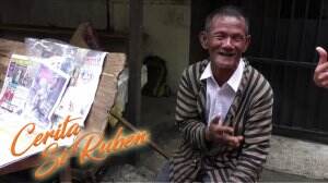 Tidur Beralaskan Tikar Tipis Sambil Berjualan Koran