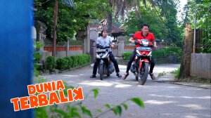 Lihat Aceng, Akum Dan Idoy Langsung Mengejar! - Dunia Terbalik Eps. 1980-1981