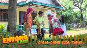 Asik! Ipeh Bawain Ondel-Ondel Buat Topan