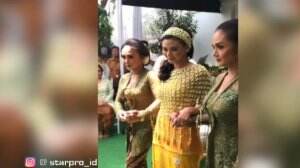 Adik Yuni Shara dan Krisdayanti Jalani Prosesi Siraman