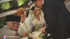 Acara Pernikahan Kartika Penuh Khidmat Dan Megah
