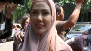 5 Bulan Ditahan, Rey Utami Berhijab