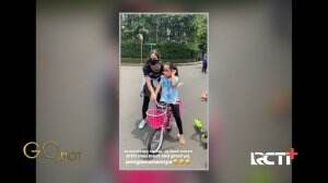 Nia Ajak Anak Sulungnya Belajar Sepeda