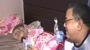 Para Pemain Si Doel Menjenguk Aminah Cendrakasih Sekaligus Rayakan Ulang Tahun Mak Nyak Ke 82 Tahun