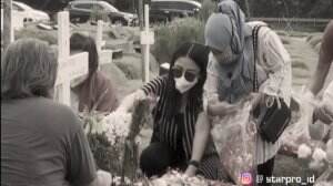 Hari Paskah, Mutia Ayu Ziarah Ke Makam Glenn Fredly