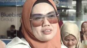 Pulang Umroh Elly Sugigi Dijemput Sang Kekasih