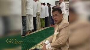 Viral Video Hotman Paris Sedang Duduk Di Belakang Jamaah Yang Sedang Sholat
