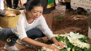 Kesedihan Mendalam Karen Pooroe di Pemakaman Putrinya