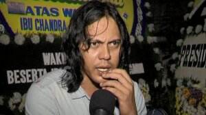 Pemakaman Ria Irawan dan Kesedihan Hati Sang Suami Mayki Wongkar