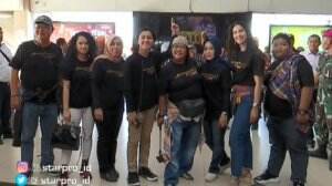 Pemain Si Doel Touring Gunakan Commuter Line