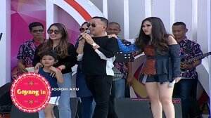 Keluarga Ting Ting Main Game Cari Jodoh Ayu