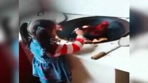 Ada-Ada Aja Tingkah Anak Kecil Saat Memasak