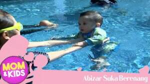 Babi Abizar Senang Belajar Berenang