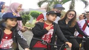Seru! Gowes Santai Ala Keluarga Vega Darwanti