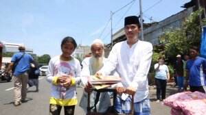 Anwar Membantu Kakek Husein Berjualan Buku Keliling - Rumah Seleb Eps 110