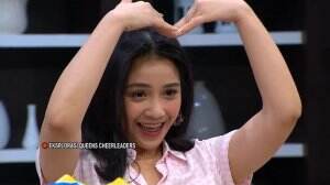 Wihhh... Mama Gigi Ngedance. Intip Ahhh...